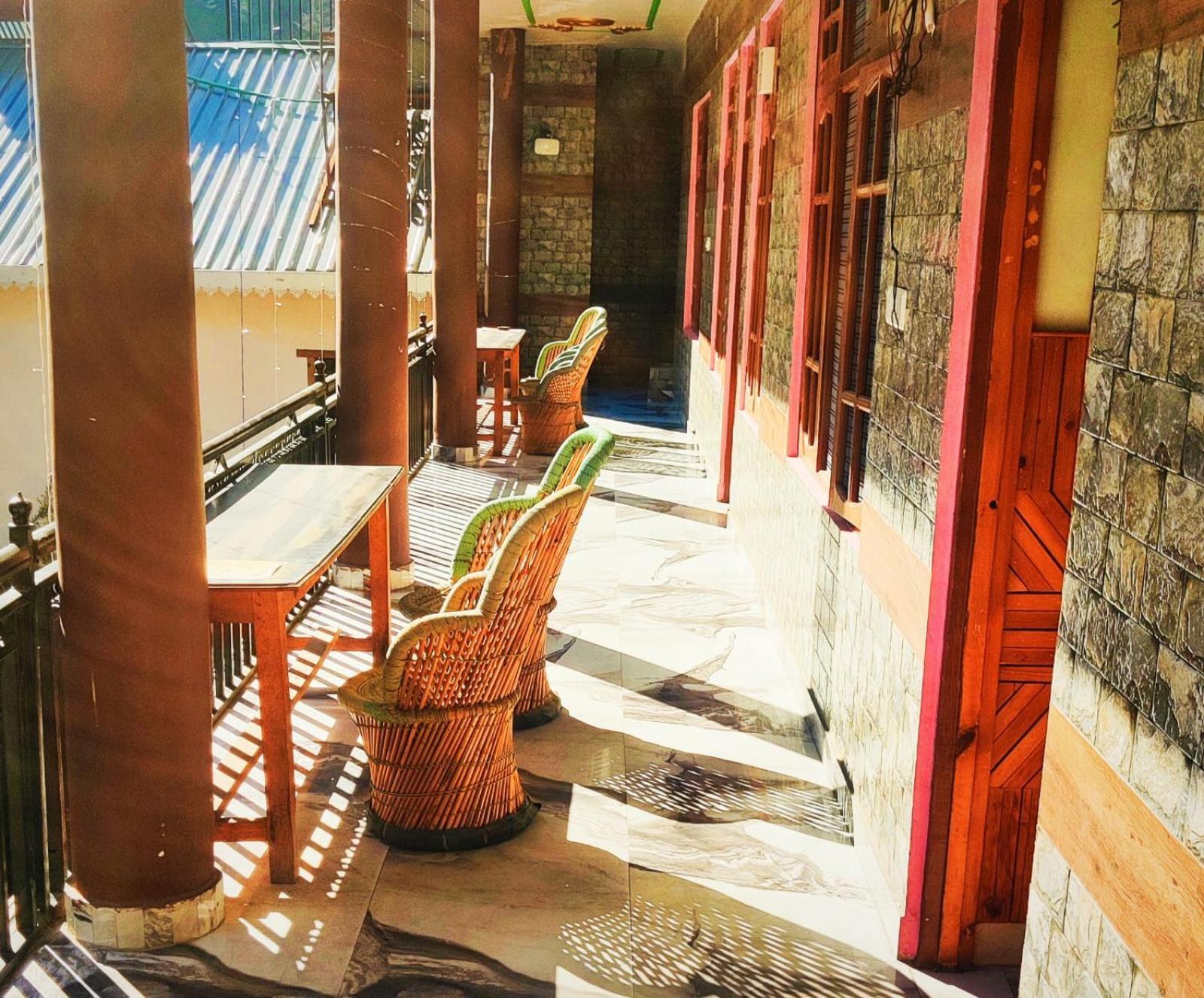 Chalo Chhalal Hotel & Cafe Kasol Buitenkant foto