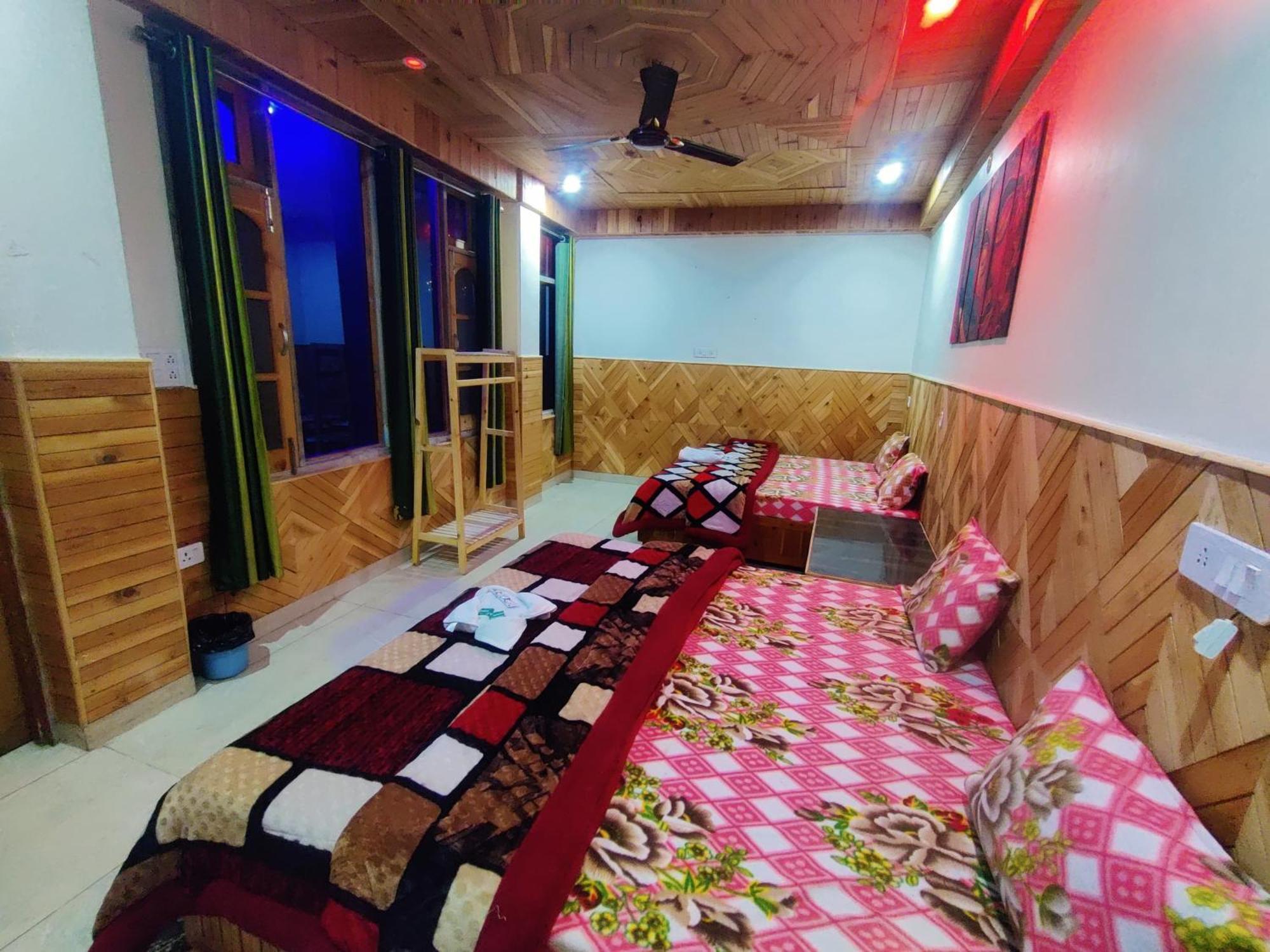 Chalo Chhalal Hotel & Cafe Kasol Buitenkant foto