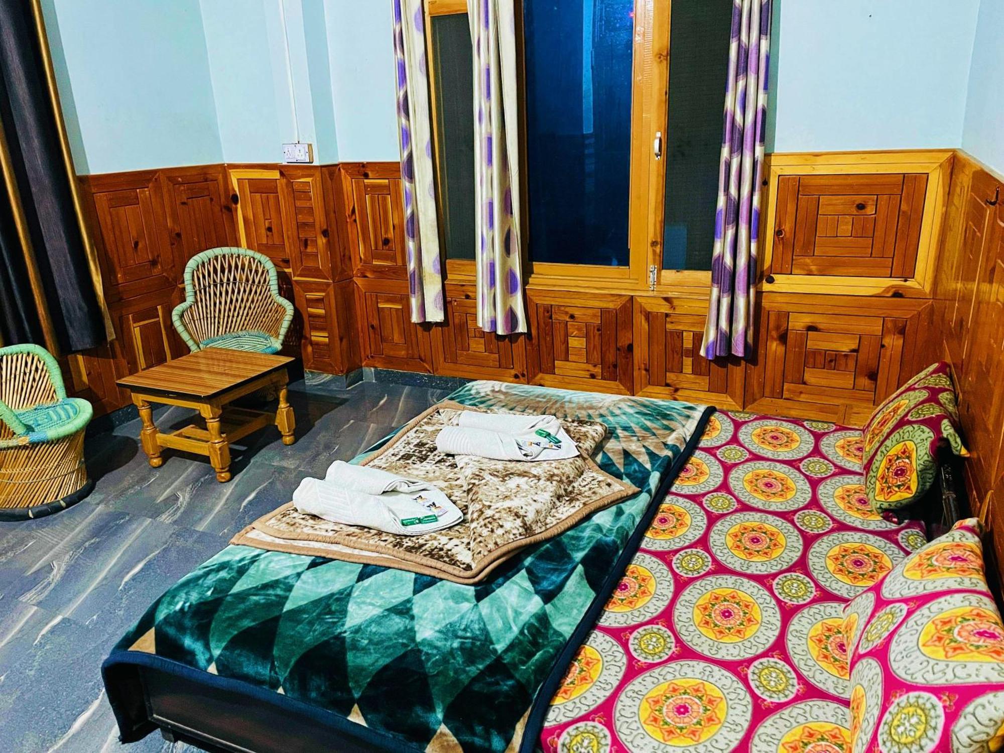 Chalo Chhalal Hotel & Cafe Kasol Buitenkant foto