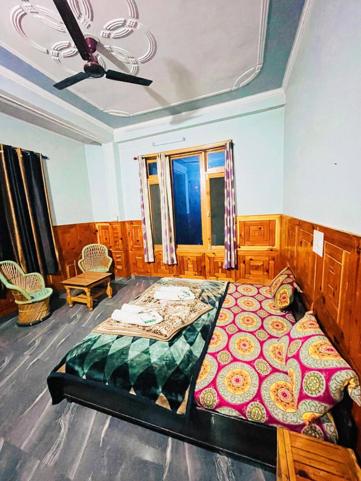 Chalo Chhalal Hotel & Cafe Kasol Buitenkant foto