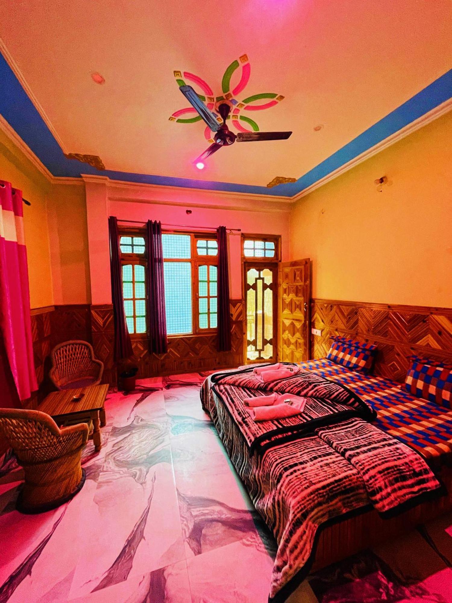 Chalo Chhalal Hotel & Cafe Kasol Buitenkant foto