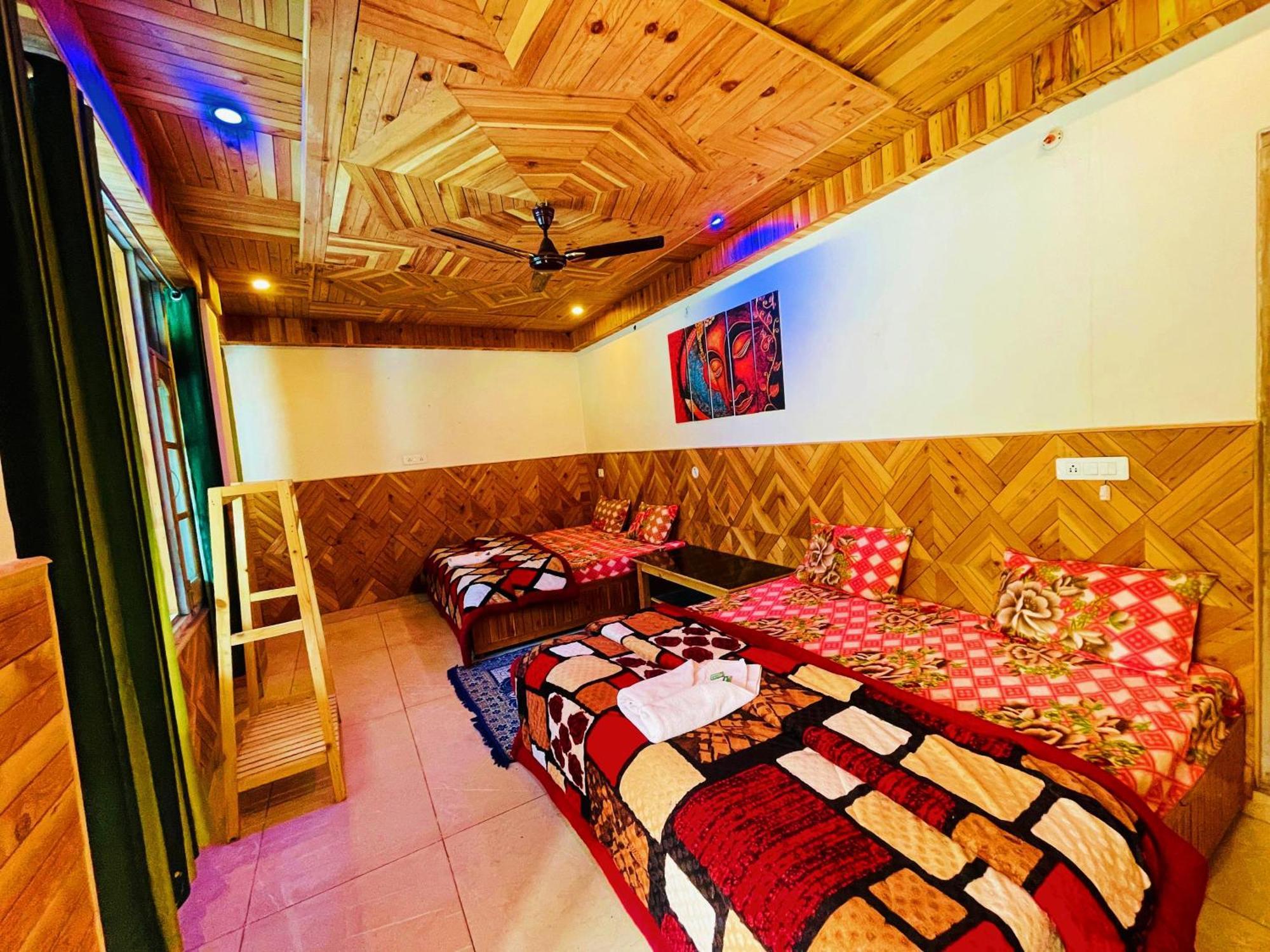 Chalo Chhalal Hotel & Cafe Kasol Buitenkant foto