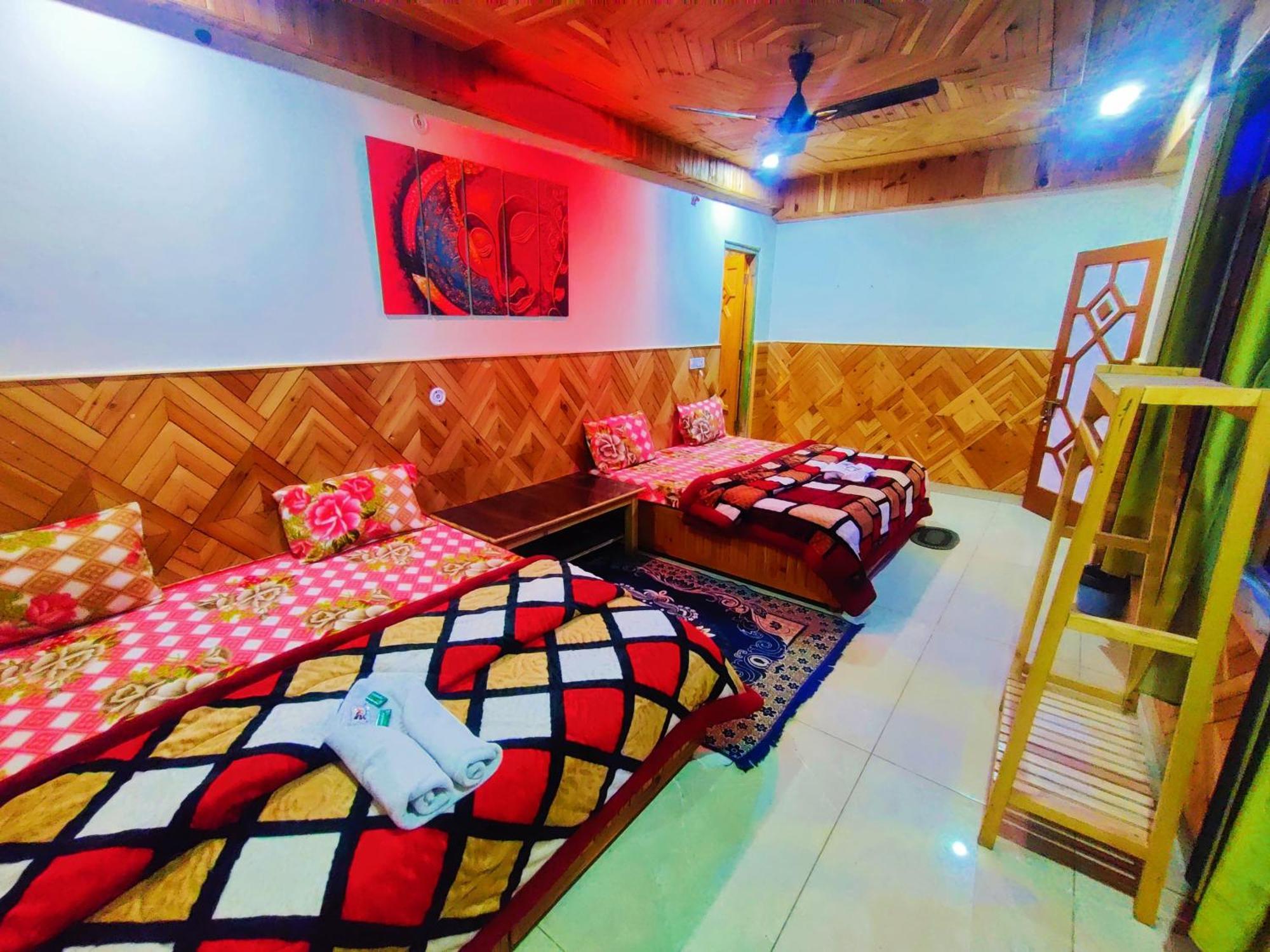Chalo Chhalal Hotel & Cafe Kasol Buitenkant foto